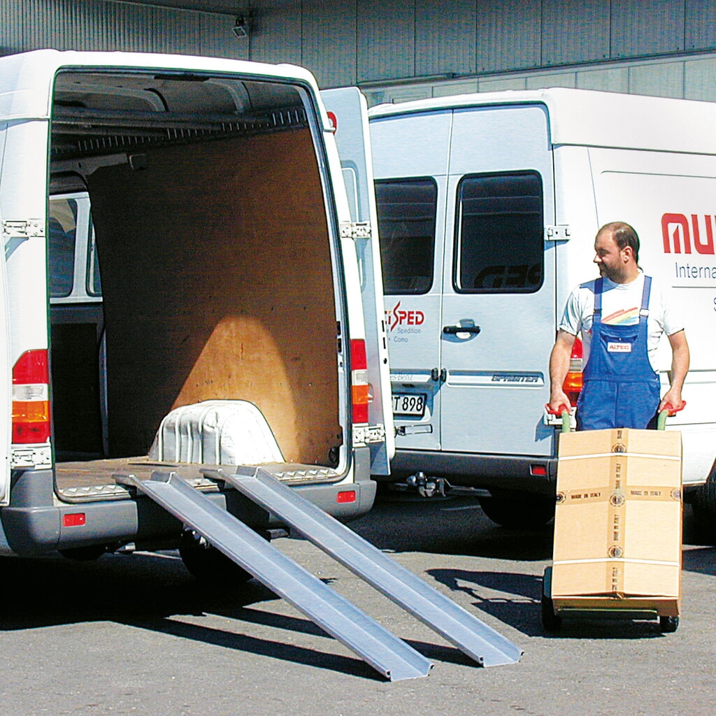Product afbeelding: Aluminium oprijplaten Universal, met beschermrand, cap. 600 kg/stuk, bxl 150 x 1.500 mm