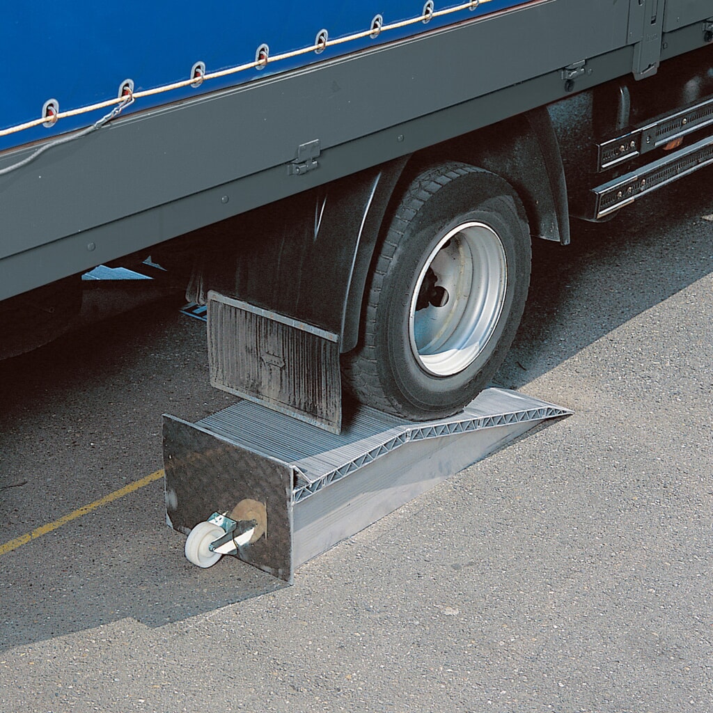 Aluminium oprijwiggen, capaciteit 24.000 kg/paar, hxbxl 145 x 500 x 1.440 mm Product afbeelding: Aluminium oprijwiggen, capaciteit 24.000 kg/paar, hxbxl 145 x 500 x 1.440 mm