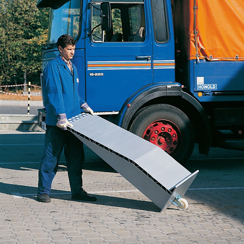 Aluminium oprijwiggen, capaciteit 24.000 kg/paar, hxbxl 145 x 500 x 1.440 mm Productafbeelding nr. 2: Aluminium oprijwiggen, capaciteit 24.000 kg/paar, hxbxl 145 x 500 x 1.440 mm