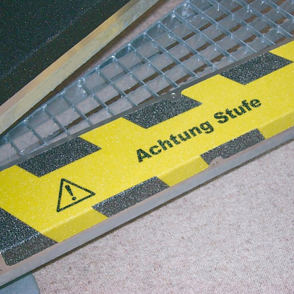 Antislip-randprofiel “Let op trede”, lxb 635 x 120 mm Product afbeelding: Antislip-randprofiel “Let op trede”, lxb 635 x 120 mm