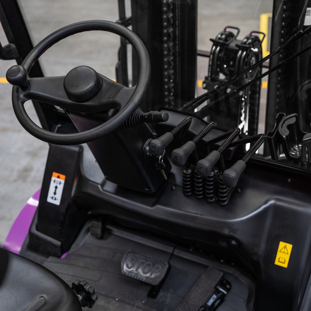 Productafbeelding nr. 10: AntOn by Jungheinrich elektrische heftruck CBH 2.5 met drievoudige telescoop hefmast, hefhoogte 4.800 mm, draagvermogen 2.500 kg, weerbeschermingscabine Comfort, inclusief externe lader 80 V, 60 A, CEE, 4-pins