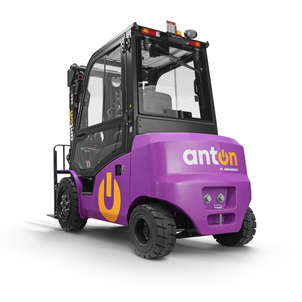 Productafbeelding nr. 4: AntOn door Jungheinrich elektrische heftruck CBH 2.5 met drievoudige telescoop hefmast, hefhoogte 4.800 mm, draagvermogen 2.500 kg, weerbeschermingscabine Comfort
