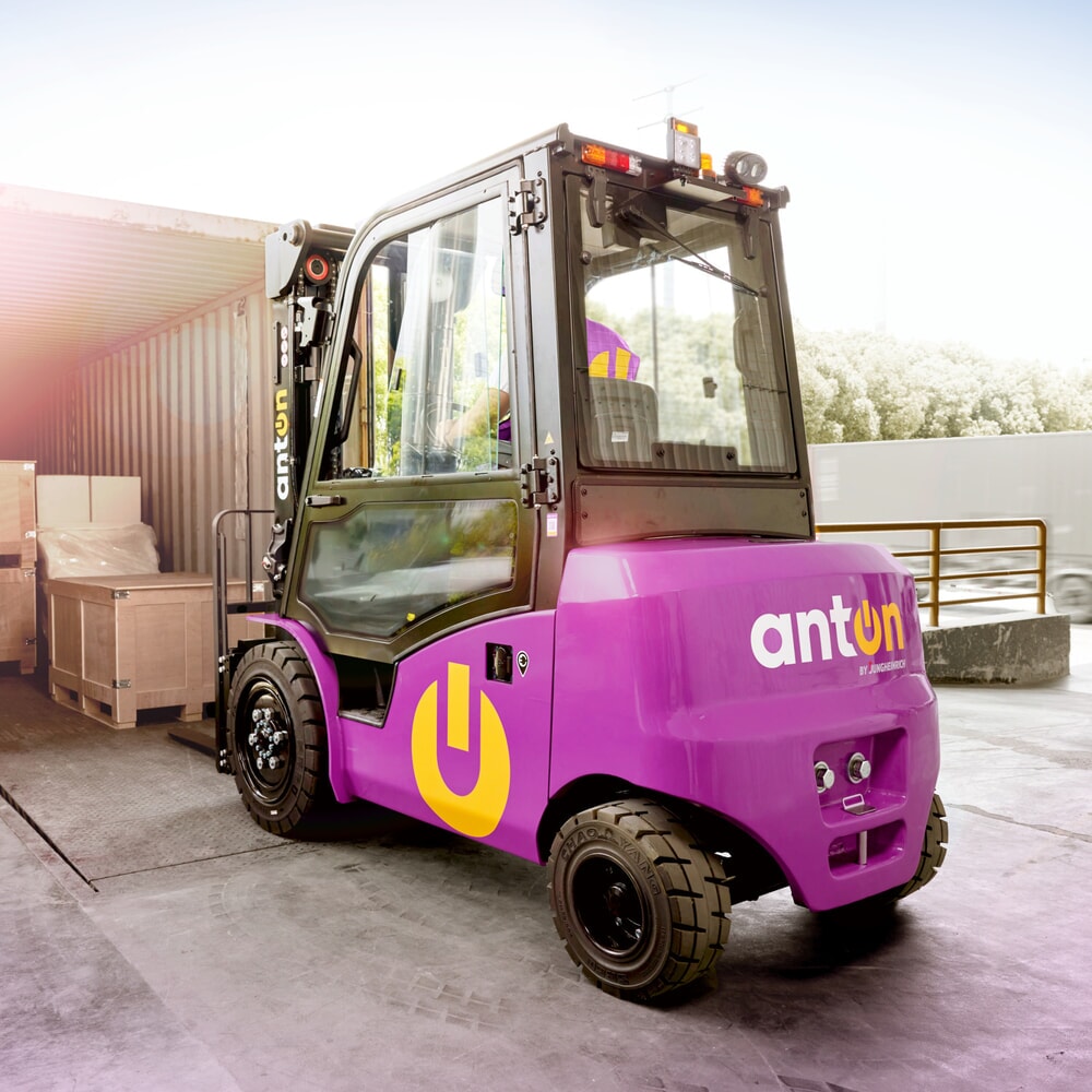 Productafbeelding nr. 9: AntOn door Jungheinrich elektrische heftruck CBH 2.5 met drievoudige telescoop hefmast, hefhoogte 4.800 mm, draagvermogen 2.500 kg, weerbeschermingscabine Comfort