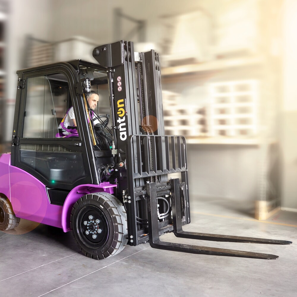 Productafbeelding nr. 10: AntOn door Jungheinrich elektrische heftruck CBH 2.5 met drievoudige telescoop hefmast, hefhoogte 4.800 mm, draagvermogen 2.500 kg, weerbeschermingscabine Comfort