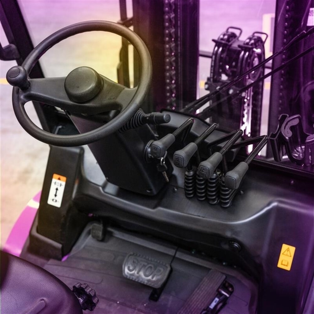 Productafbeelding nr. 7: AntOn by Jungheinrich elektrische heftruck CBH 3.0 met drievoudige telescoop hefmast, hefhoogte 4.800 mm, draagvermogen 3.000 kg, weerbeschermingscabine Eco, inclusief externe lader 80 V, 60 A, CEE, 5-pins