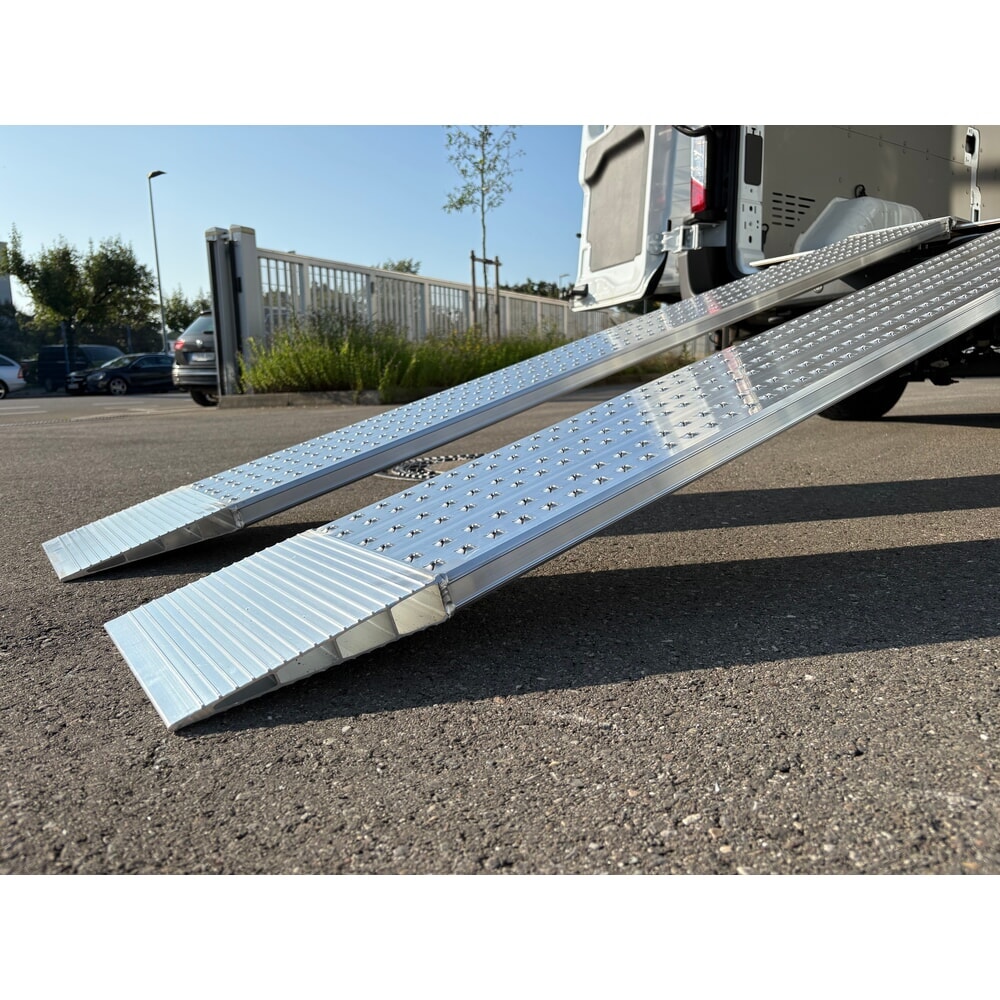 Productafbeelding nr. 8: Aluminium oprijplaat, slipvast, cap. 435 kg/stuk, bxl 200 x 1.500 mm