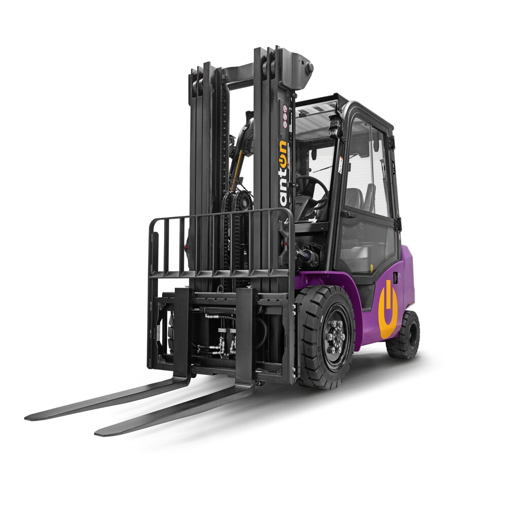 Product afbeelding: AntOn by Jungheinrich elektrische heftruck CBH 3.5 met drievoudige telescoop hefmast, hefhoogte 4.800 mm, draagvermogen 3.500 kg, weerbeschermingscabine Comfort, inclusief externe lader 80 V, 60 A, CEE, 4-polig