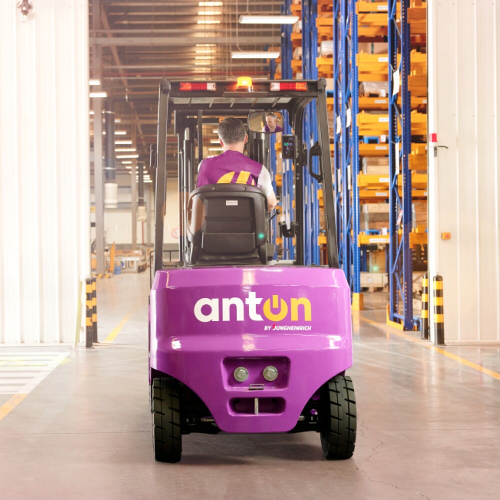 Productafbeelding nr. 4: AntOn by Jungheinrich elektrische heftruck CBH 3.5 met tweevoudige telescoopmast, hefhoogte 3.300 mm, draagvermogen 3.500 kg, inclusief externe lader 80 V, 60 A, CEE, 5-polig