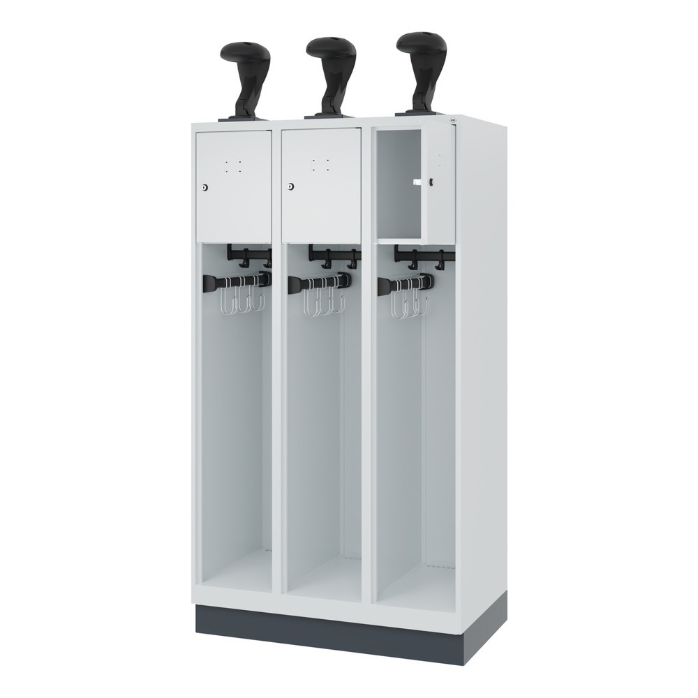Product afbeelding: C+P brandweerkast YOUNGSTER, sokkel, 3 compartimenten, hxbxd 1.530 x 900 x 500 mm, lichtgrijs, met helmhouder
