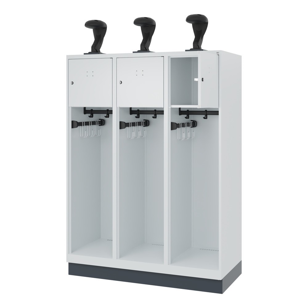 Product afbeelding: C+P brandweerkast YOUNGSTER, sokkel, 3 compartimenten, hxbxd 1.530 x 1.200 x 500 mm, lichtgrijs, met helmhouder