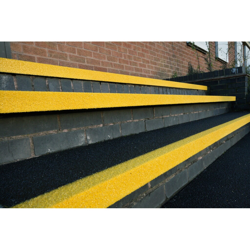 COBA COBAGRiP® Stair Tread antislip-traptredeprofiel, hxbxd 5,5 x 750 x 345 mm, zwart/geel Productafbeelding nr. 3: COBA COBAGRiP® Stair Tread antislip-traptredeprofiel, hxbxd 5,5 x 750 x 345 mm, zwart/geel