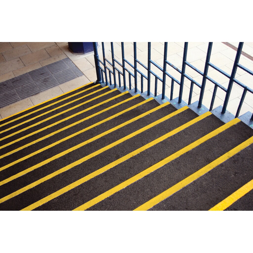 COBA COBAGRiP® Stair Tread antislip-traptredeprofiel, hxbxd 5,5 x 750 x 345 mm, zwart/geel Productafbeelding nr. 4: COBA COBAGRiP® Stair Tread antislip-traptredeprofiel, hxbxd 5,5 x 750 x 345 mm, zwart/geel