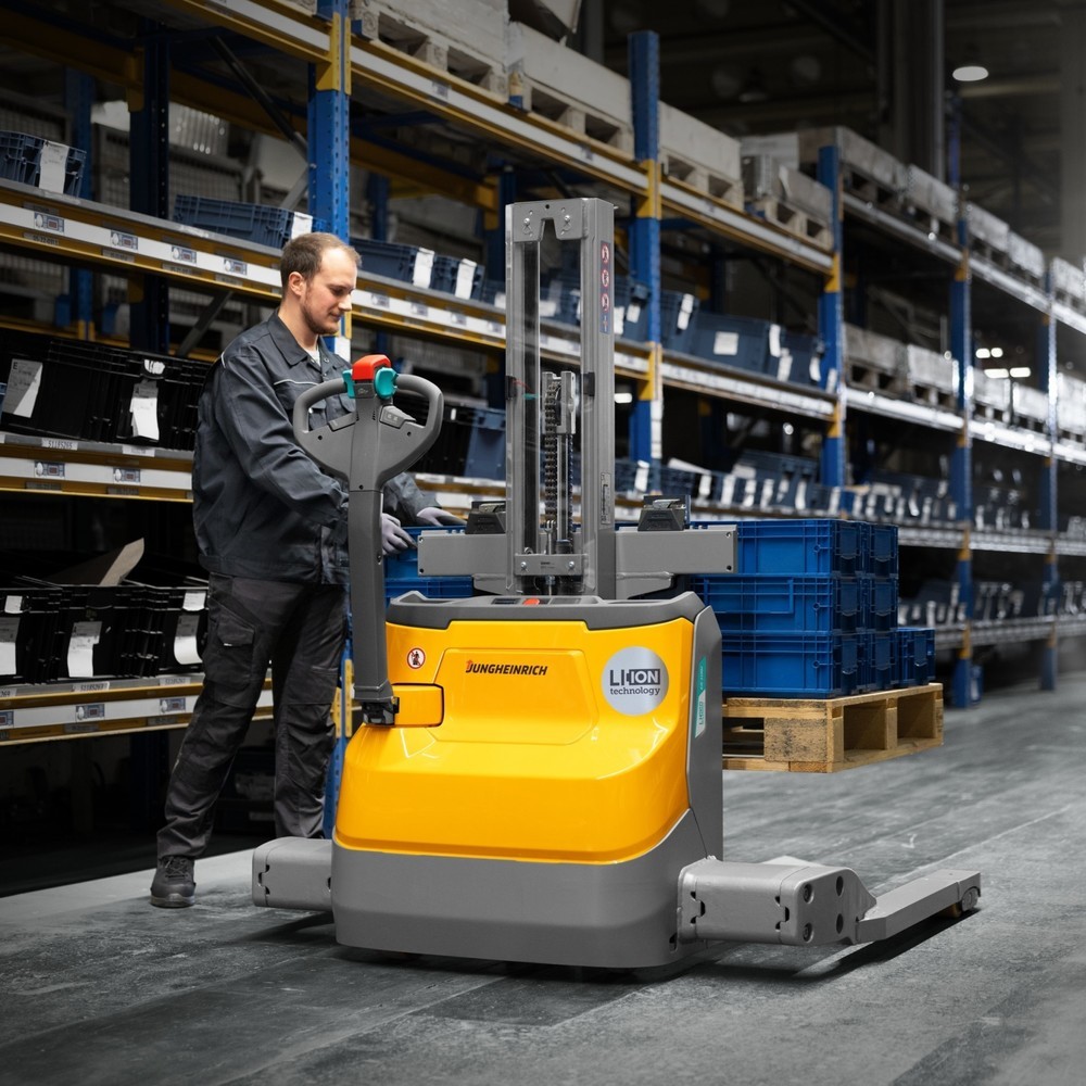 Productafbeelding nr. 7: Elektrische stapelaar Jungheinrich EJC 110bi E, heffing 1.970 mm, ingebouwde lader, proportionele hydraulica, wielarmafstand 1.270 mm