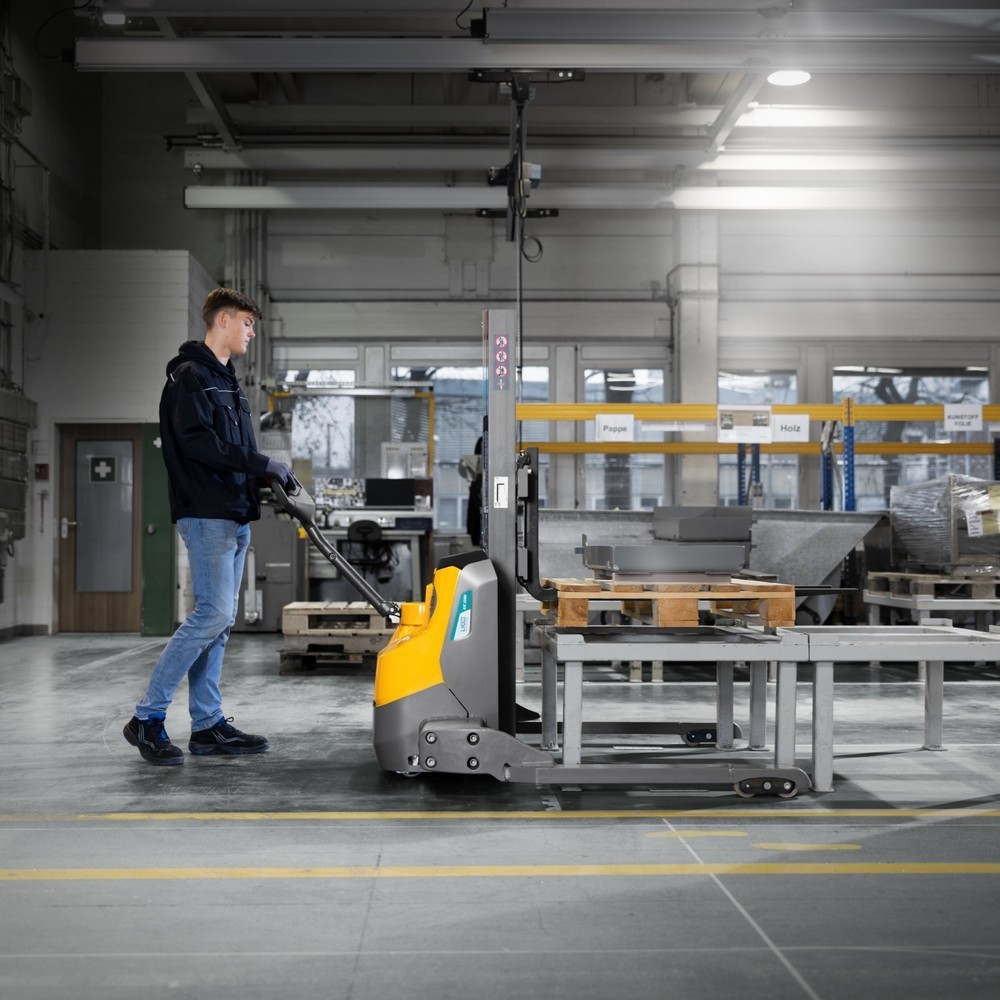 Productafbeelding nr. 9: Elektrische stapelaar Jungheinrich EJC 110bi E, heffing 1.970 mm, ingebouwde lader, proportionele hydraulica, wielarmafstand 1.270 mm