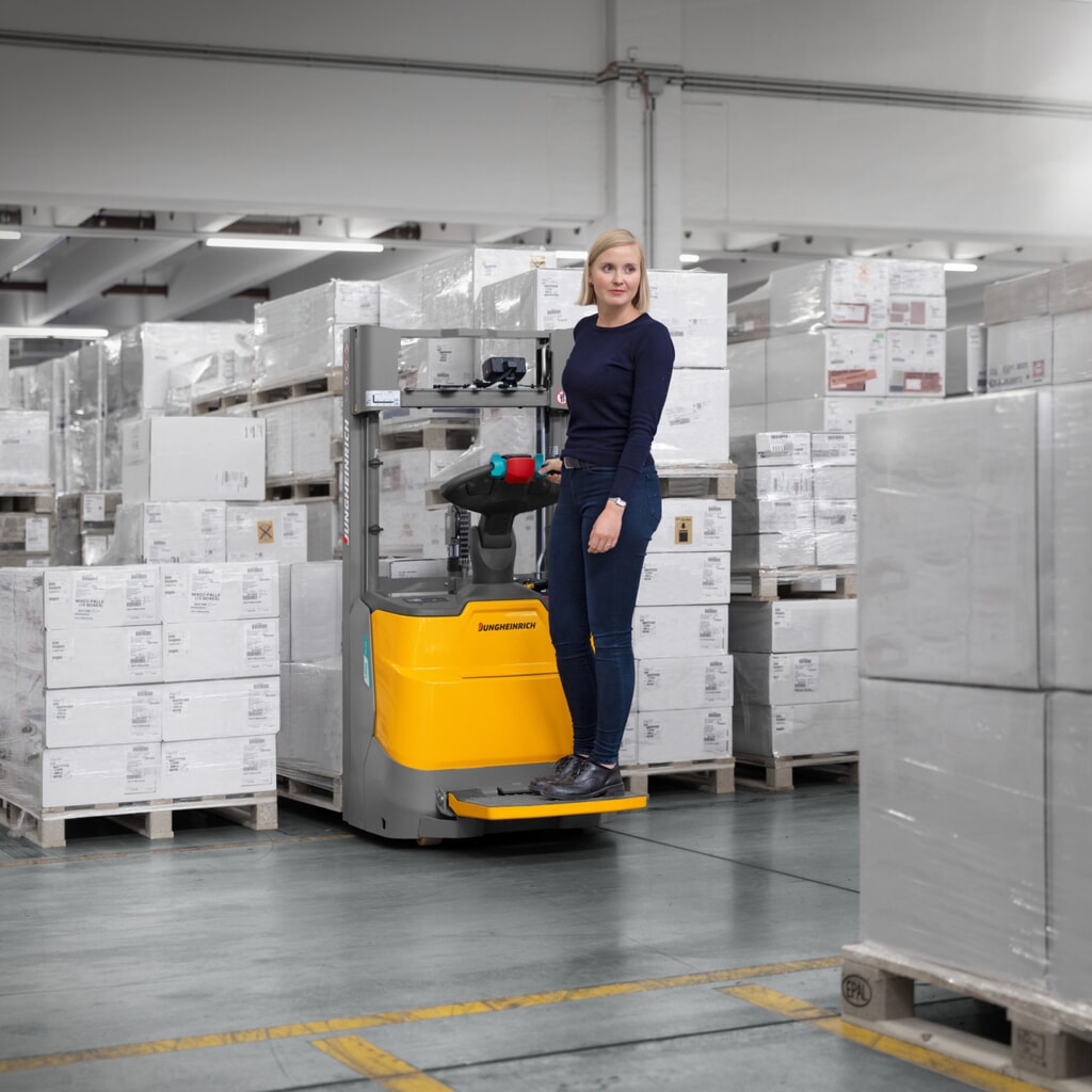 Jungheinrich elektrische stapelaar ERC 110i ZT met staplatform, tweevoudige telescoop hefmast, hefhoogte 2.300 mm, draagvermogen 1.000 kg, proportionele hydraulica Productafbeelding nr. 12: Jungheinrich elektrische stapelaar ERC 110i ZT met staplatform, tweevoudige telescoop hefmast, hefhoogte 2.300 mm, draagvermogen 1.000 kg, proportionele hydraulica