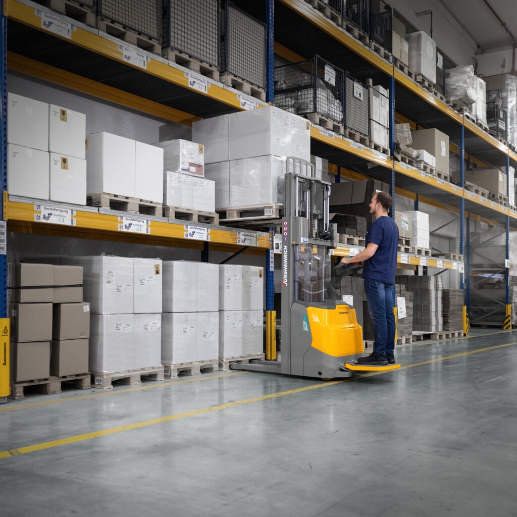Productafbeelding nr. 13: Jungheinrich elektrische stapelaar ERC 110i ZT met staplatform, tweevoudige telescoop hefmast, hefhoogte 2.300 mm, draagvermogen 1.000 kg, proportionele hydraulica
