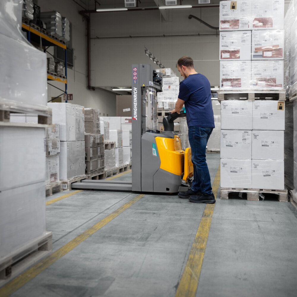 Productafbeelding nr. 13: Jungheinrich elektrische stapelaar ERC 112i ZT met staplatform, tweevoudige telescoop hefmast, hefhoogte 3.200 mm, draagvermogen 1.200 kg, proportionele hydraulica