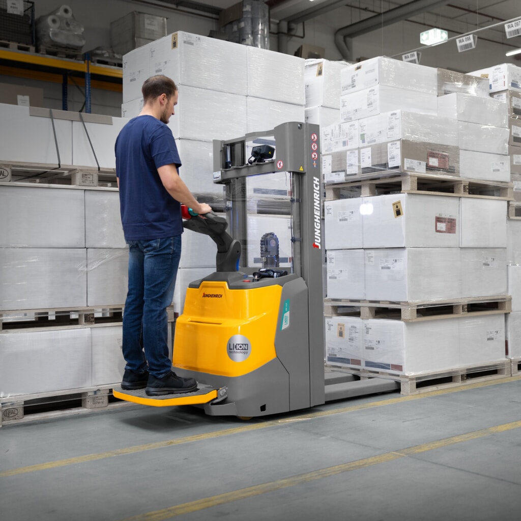 Jungheinrich elektrische stapelaar ERC 110i ZT met staplatform, tweevoudige telescoop hefmast, hefhoogte 2.300 mm, draagvermogen 1.000 kg, proportionele hydraulica Productafbeelding nr. 15: Jungheinrich elektrische stapelaar ERC 110i ZT met staplatform, tweevoudige telescoop hefmast, hefhoogte 2.300 mm, draagvermogen 1.000 kg, proportionele hydraulica