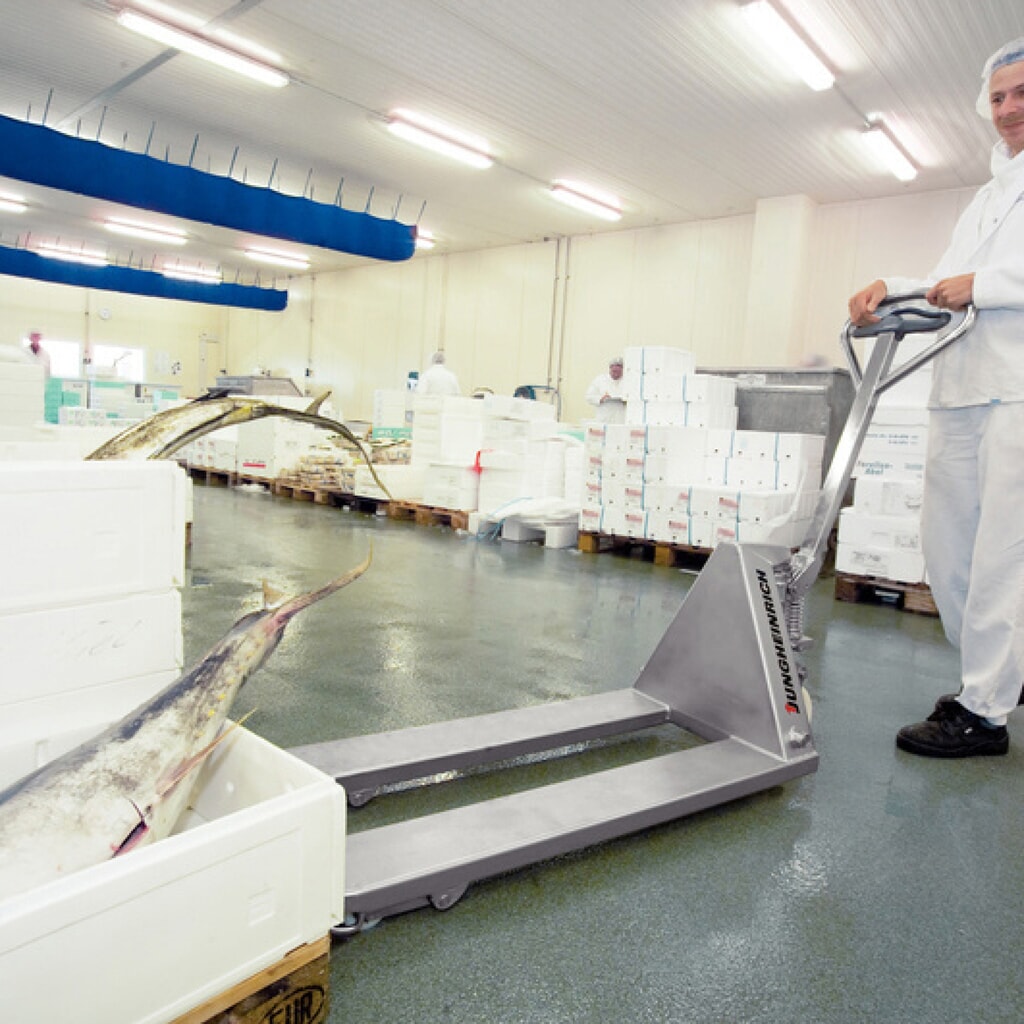 Roestvrijstalen handpalletwagen Jungheinrich AM I20, draagvermogen 2.000 kg, vorklengte 1.220 mm, nylon Productafbeelding nr. 6: Roestvrijstalen handpalletwagen Jungheinrich AM I20, draagvermogen 2.000 kg, vorklengte 1.220 mm, nylon