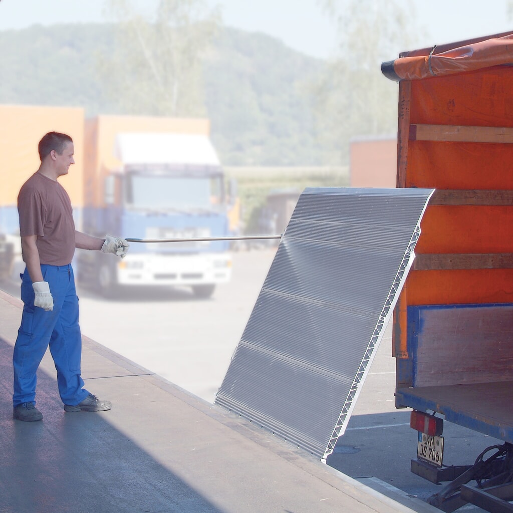 Productafbeelding nr. 1: Laadbrug, veerbelast met valbeveiliging, cap. 2.500 kg, bxl 1.250 x 1.315 mm