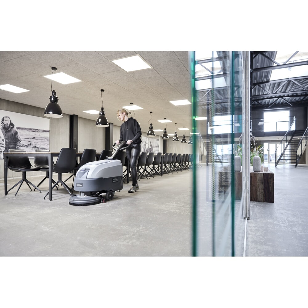 Productafbeelding nr. 2: Nilfisk® handgeleide schrobzuigmachine SCRUBBER SC370 43B-EU