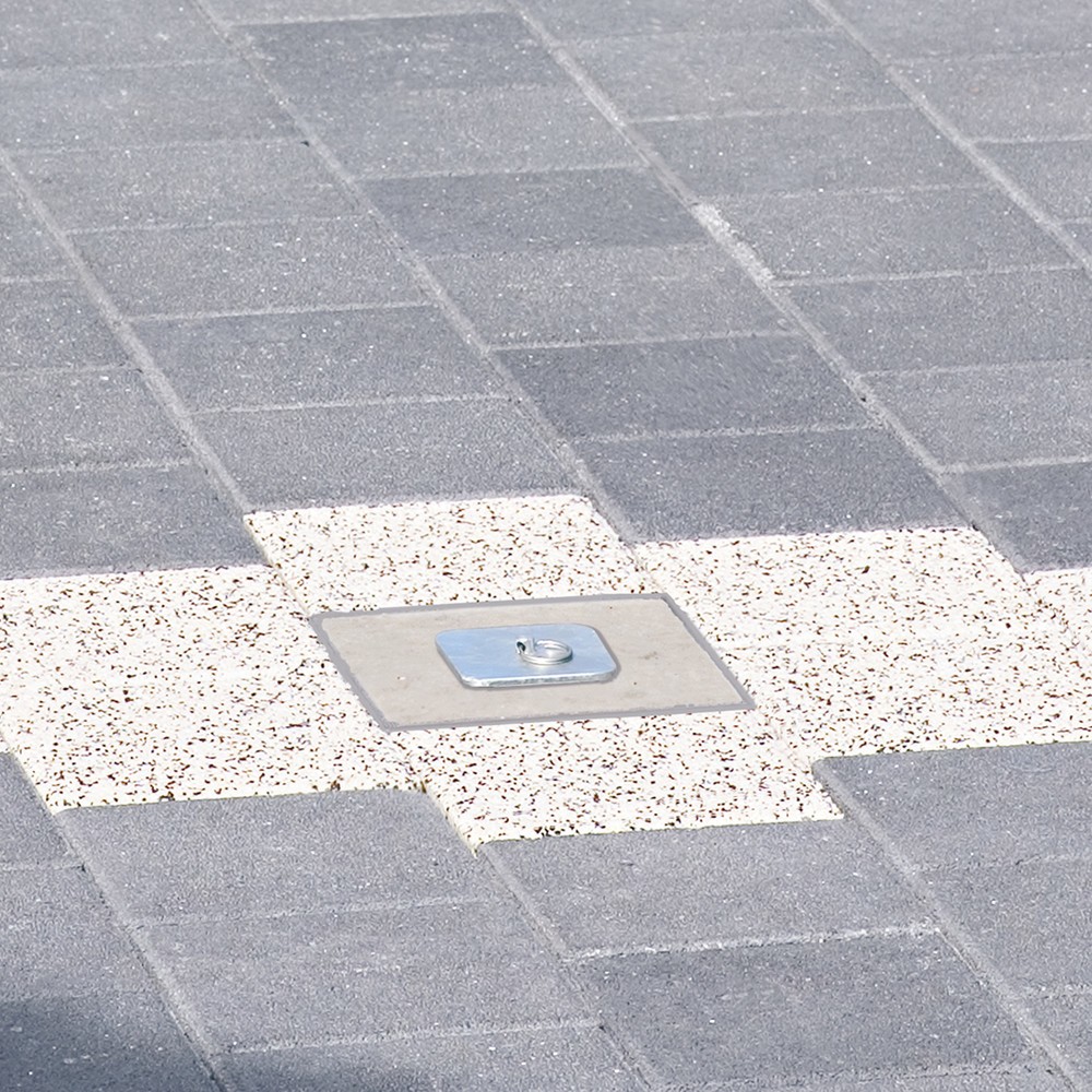 Productafbeelding nr. 4: Afzetpaal van aluminium, verzinkbaar 70 x 70 mm, staand afsluitbaar, rood/wit