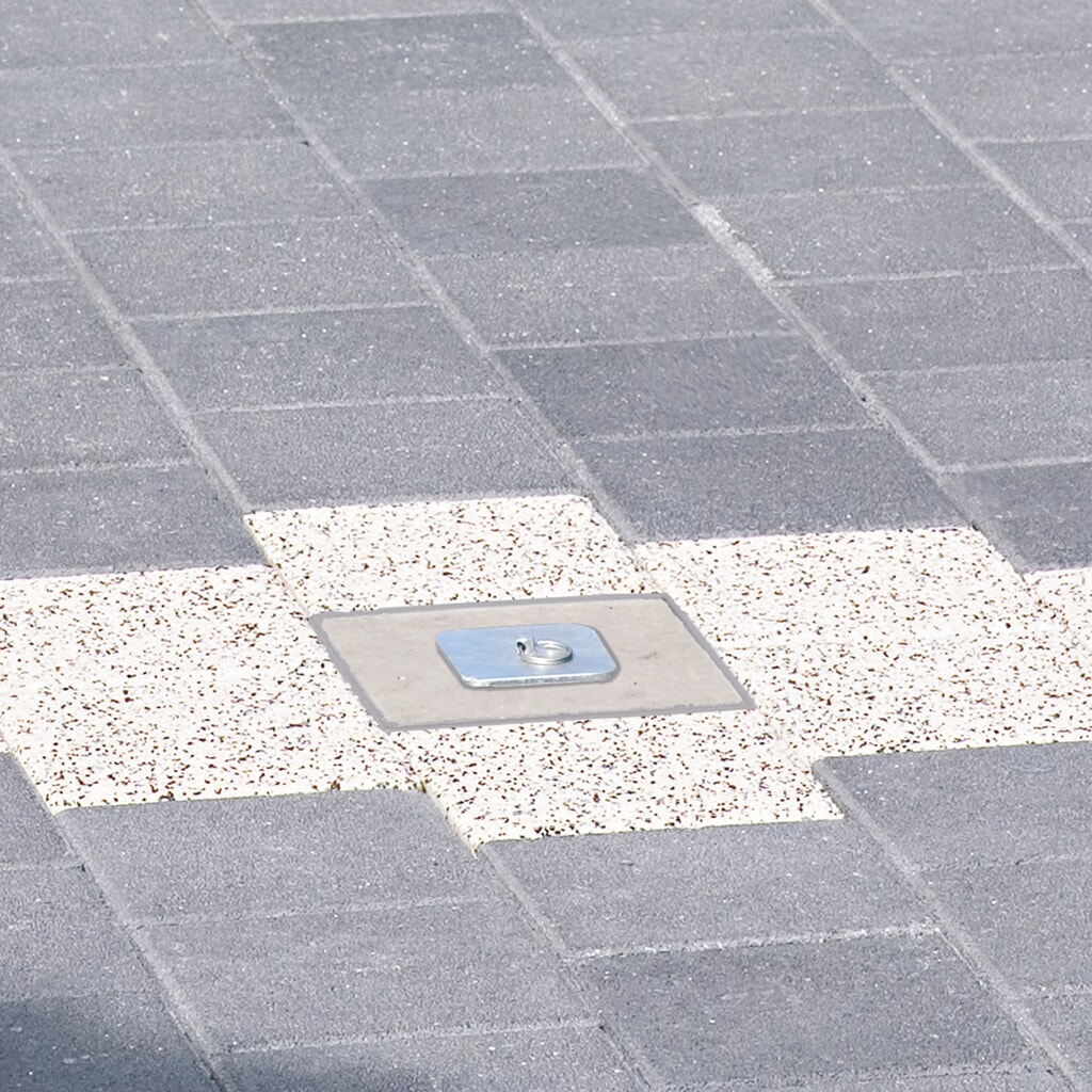 Productafbeelding nr. 4: Afzetpaal van aluminium, verzinkbaar 70 x 70 mm, staand afsluitbaar, rood/wit
