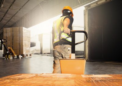De juiste afmetingen voor palletwagens en stapelaars – voor veilig gebruik in uw bedrijf