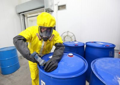 Chemisch afval volgens de voorschriften afvoeren