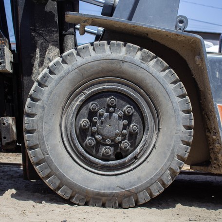 Rolweerstand berekenen: de banden van een heftruck"