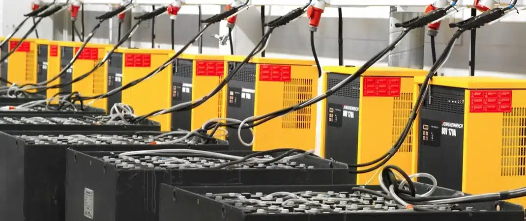 Batterien beim Laden: Batterie Wasser nachfüllen vor oder nach dem Laden