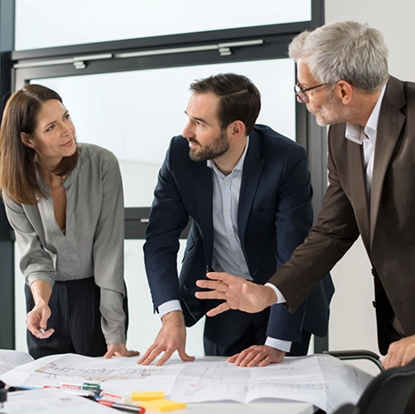 Een team van deskundigen werkt op kantoor aan de gedetailleerde planning van het nieuwe magazijn