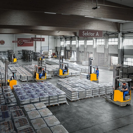 Een magazijn is onderverdeeld in verschillende sectoren om de opslagruimte optimaal te benutten